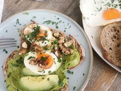 牛油果煮蛋吐司-RAC BAR(安福路店)