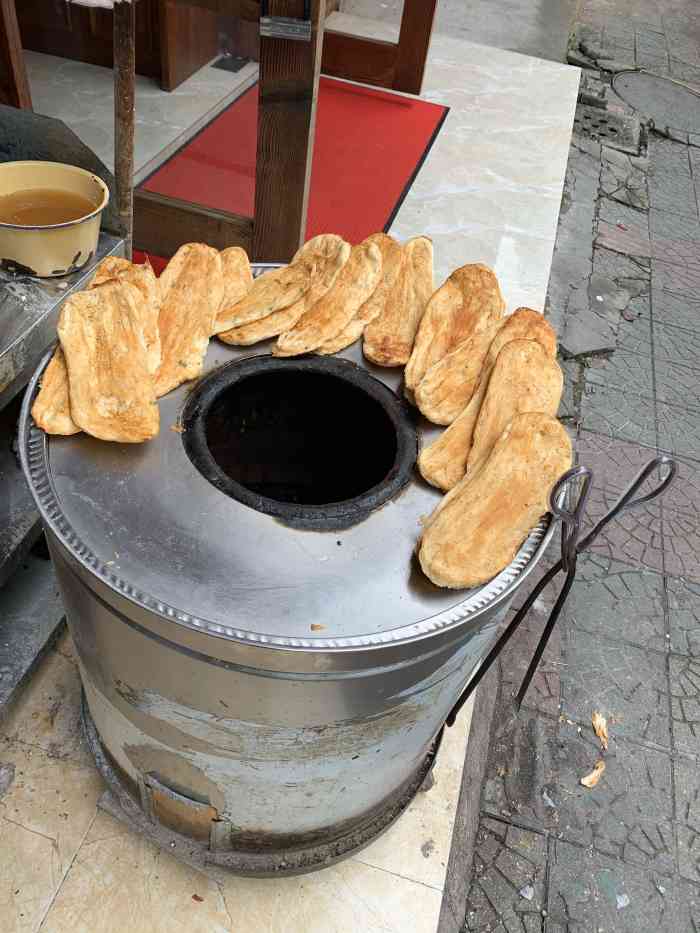 和之前的一家的湯底和麵完全不一樣,是我喜歡的口感 配上燒餅