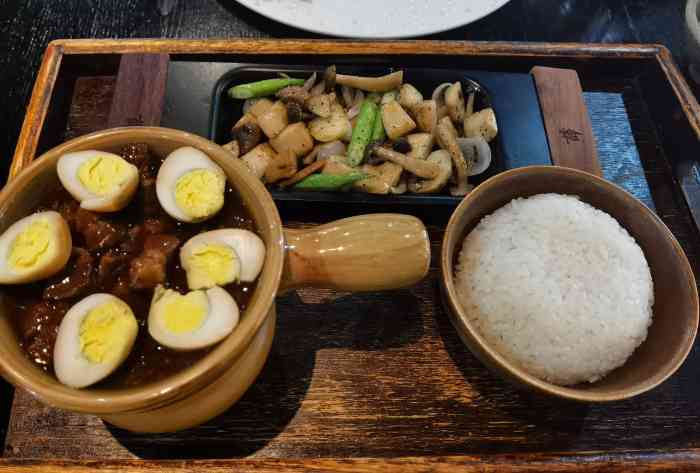 雕爷牛腩(老佛爷百货店)-"服务员着装很特别,很有神秘感.