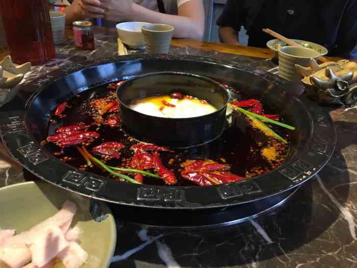 鼎锅肴老火锅-"在中沅广场附近,之前可能是小龙坎,看到了.