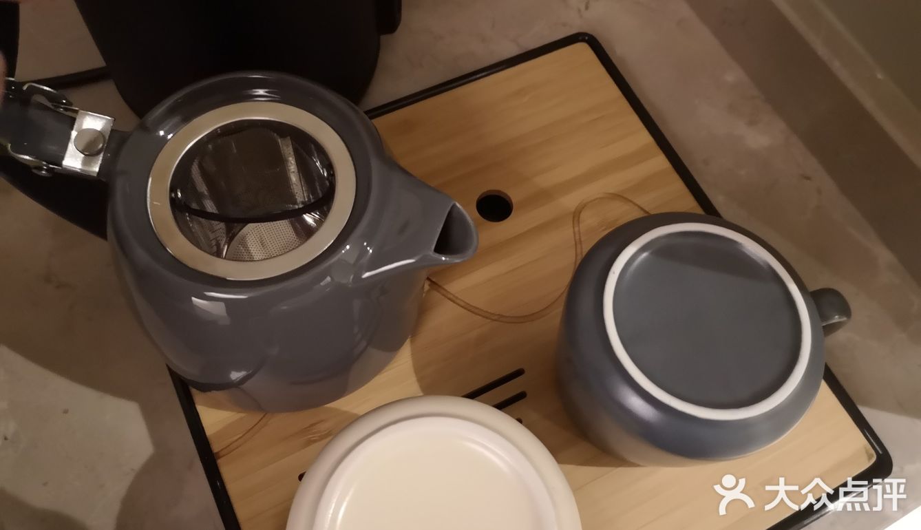 门面不大，外面看起来像一个停车场，里面才是大厅