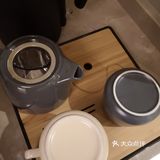 门面不大，外面看起来像一个停车场，里面才是大厅