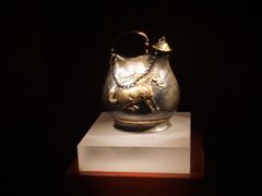 鎏金舞马衔杯纹皮囊式银壶-陕西历史博物馆