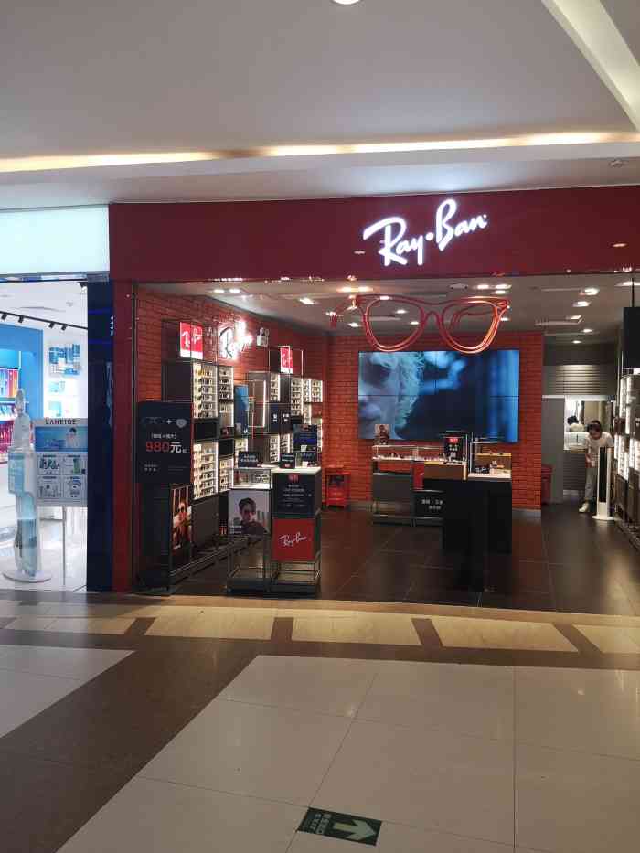 ban雷朋眼镜专营店(东方宝泰店)-"店铺很干净 店员服务态度很好 整体
