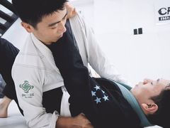 -菠萝格斗巴西柔术训练馆