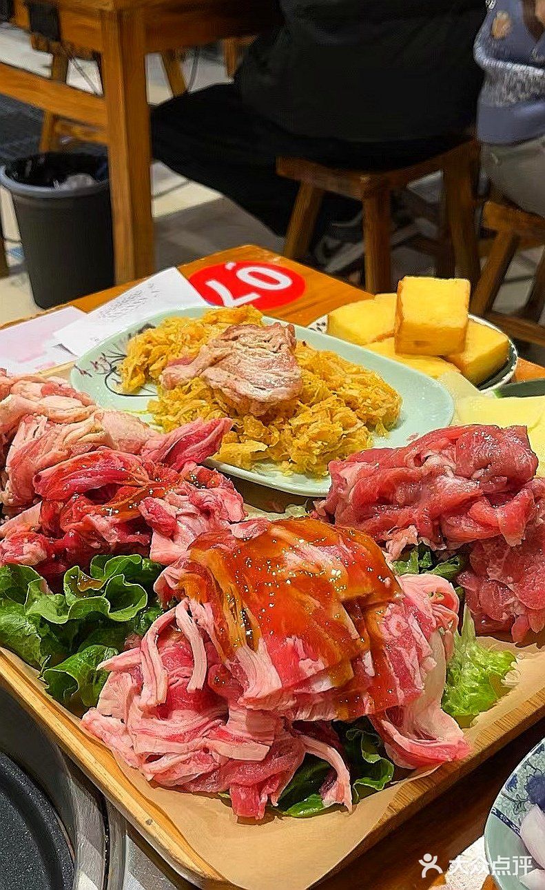 谁家烤肉店还租了等位区门面啊