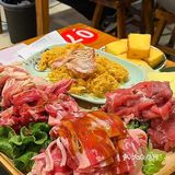 谁家烤肉店还租了等位区门面啊