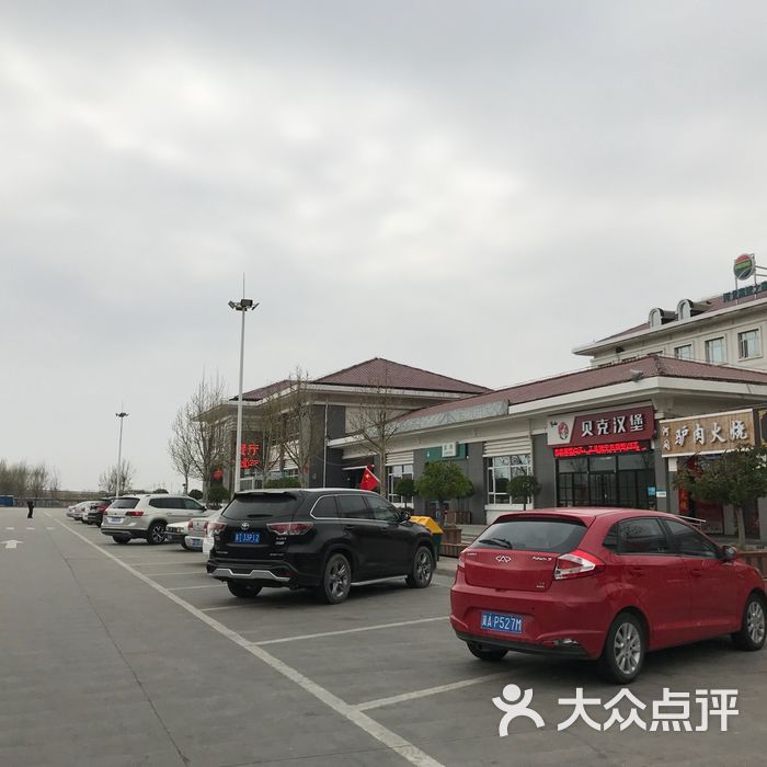 (肃宁服务区)停车场