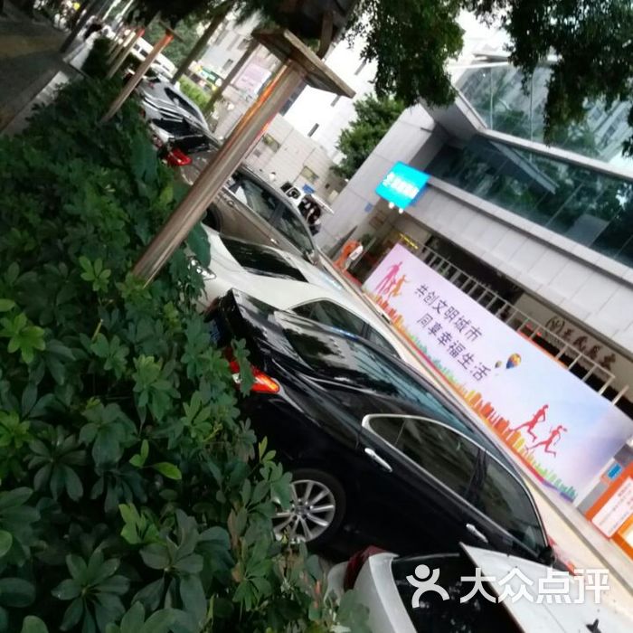 华英大厦停车场