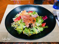 烟熏三文鱼色拉-YUE·6·西式融合餐厅(外滩六号店)