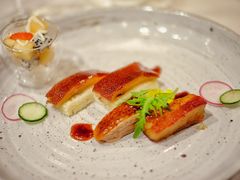 鱼子酱配脆皮烤乳猪-广州文华东方酒店·江-由辉师傅主理