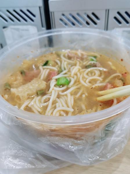 0 在他们家买了皮肚香肠肉丝面打包回单位,结果没放盐,难以下咽