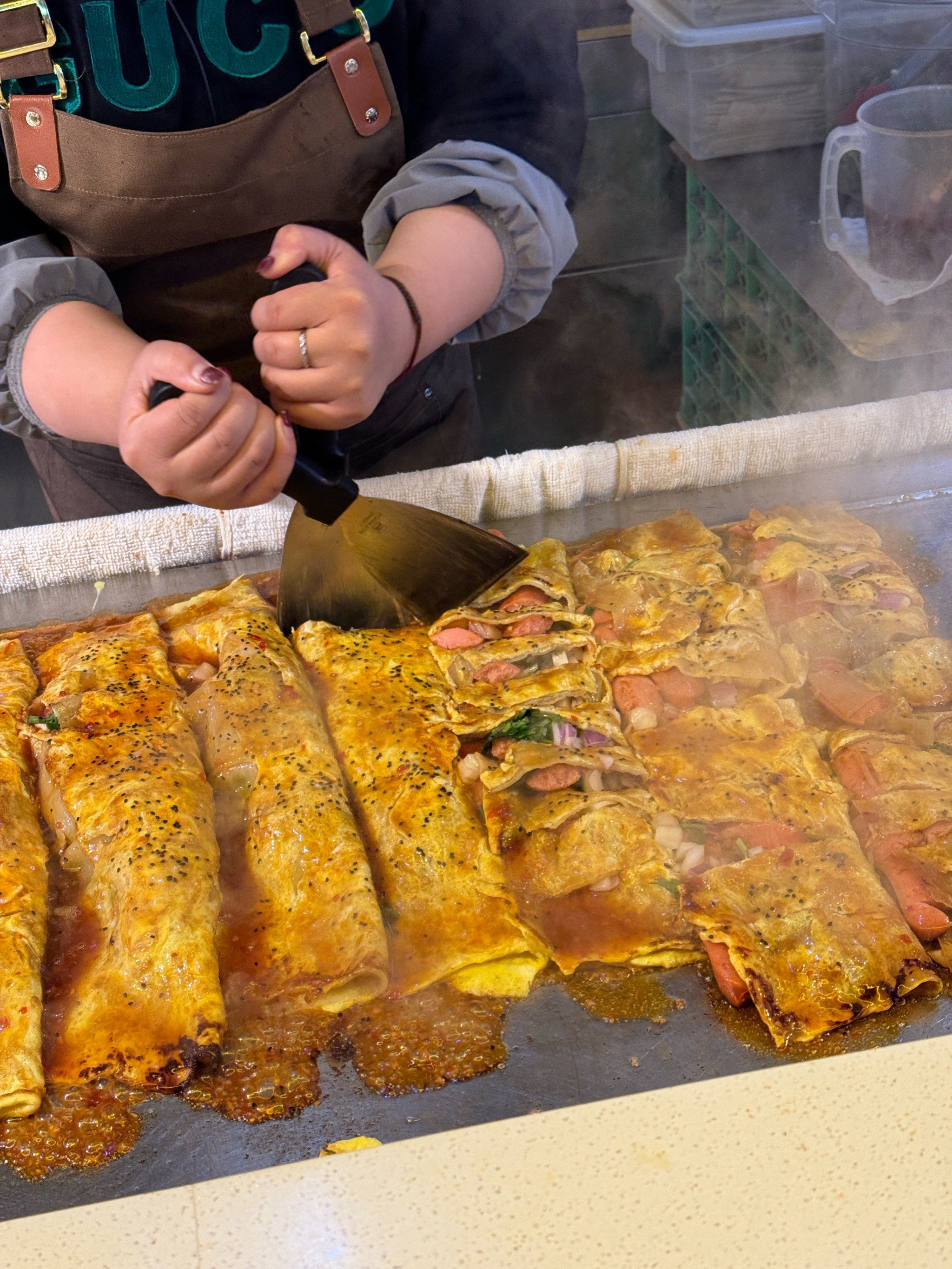 南市场农贸市场里面的烤冷面是网红店嘛,咋这么多人