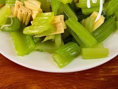 芹菜腐竹-宝瑞门钉肉饼店