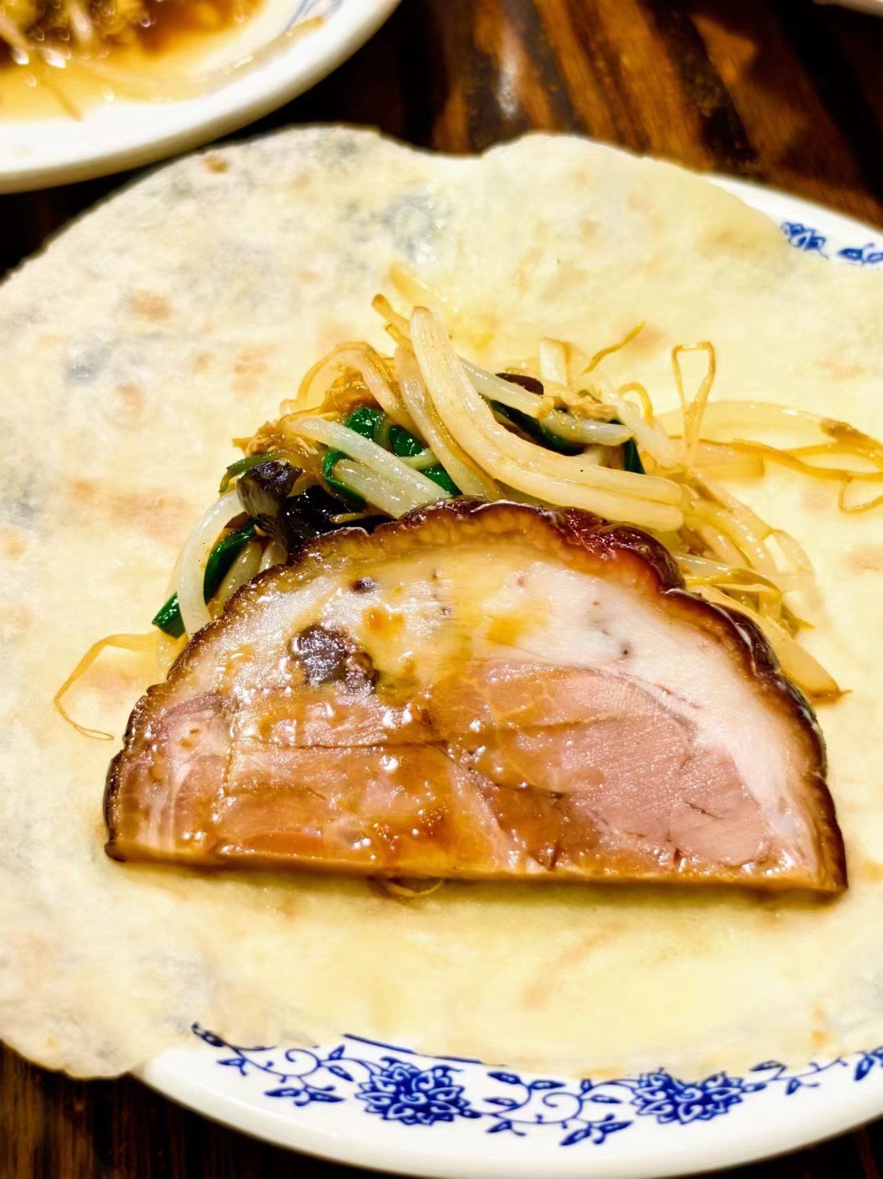 晚上来份酱肉卷饼喝碗粥真是在舒坦不过了