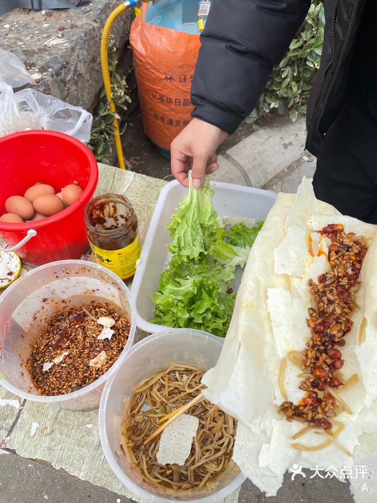 临沂的煎饼卷大葱