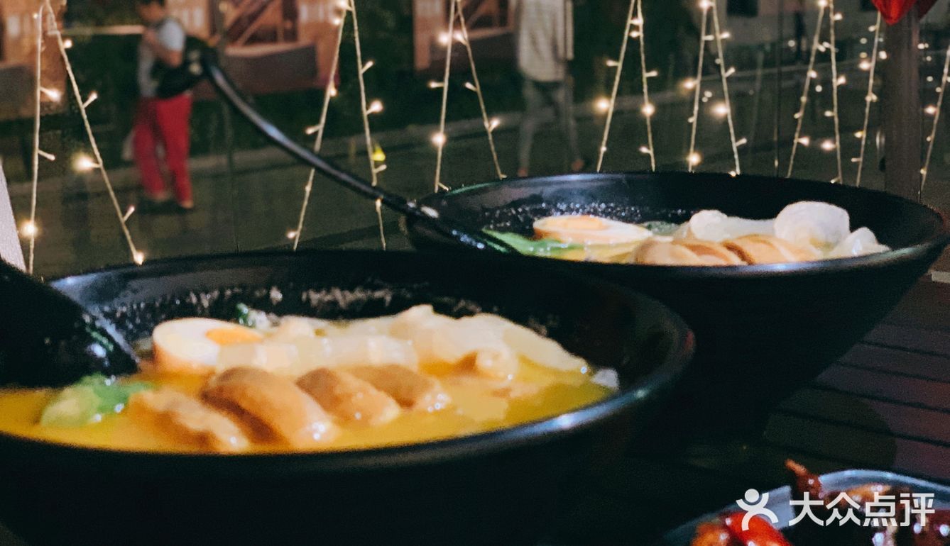 红黄的面店主基色，非常喜气也非常贵气！就连墙上的价目表