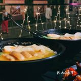 红黄的面店主基色，非常喜气也非常贵气！就连墙上的价目表