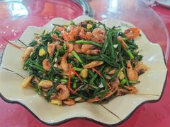 蒜苗炒河虾-华园农庄·特色炭烧鸡·北江河鲜