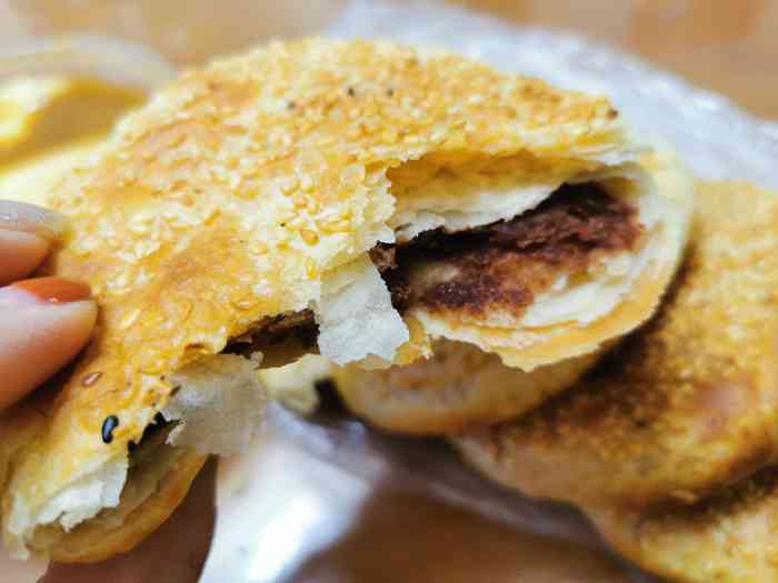 盛亿隆烧饼-"烧饼又酥又脆,芝麻满满,豆沙饼,甜而不腻.