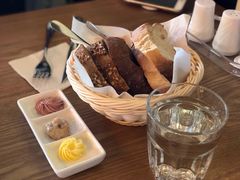 餐前面包-普兰达德国餐厅·德式脆皮烤猪肘·自酿啤酒(观唐店)