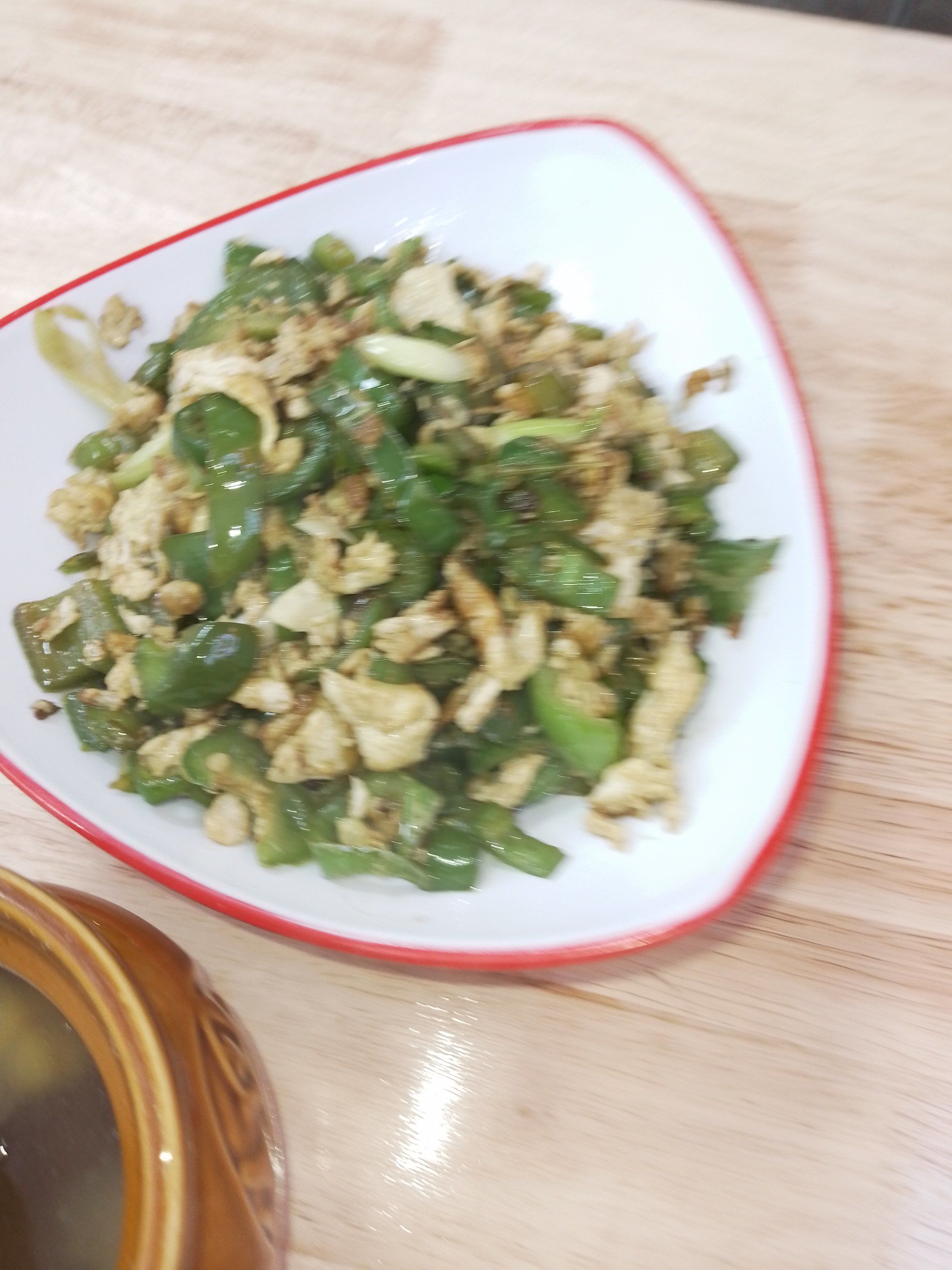 天天领红包 #尖椒炒蛋 菜不油腻,又素素的也很够,滋味很下饭挺好车哪