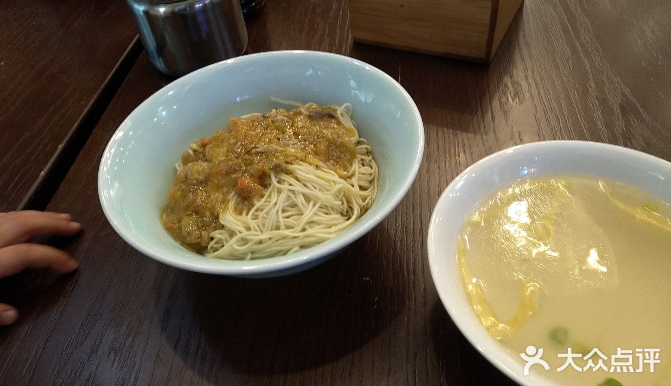 小笼包里汤很多，建议放在面里吃