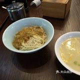 小笼包里汤很多，建议放在面里吃