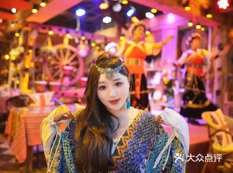 哇塞，这里有着丽江特色的各种汤锅呢