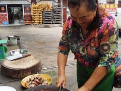 老板娘切鹅笑眯眯的-化念转角烤鹅