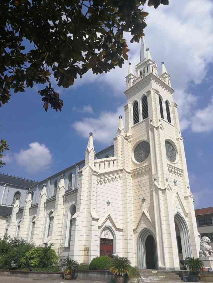 唐镇天主教堂-"乘地铁去唐镇办事,远远的看到一个尖顶教堂.