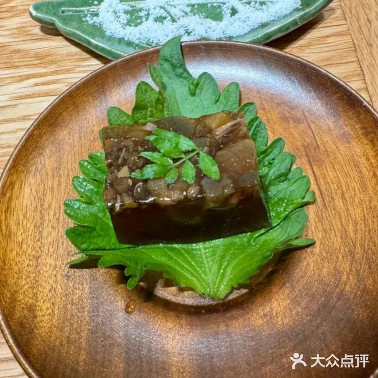 朋友酒杯碰一碰