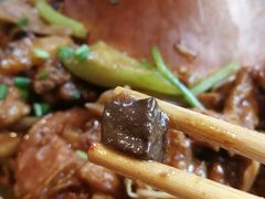 鸭血切小点更入味哦-炉小二铜锅牛蛙•川湘菜(三里屯店)