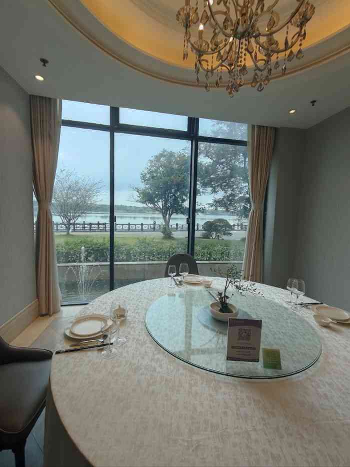 华亭湖·时代大酒店-"这家餐厅来了几次,环境是真的好,在湖边,.