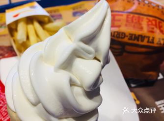 牛肉汉堡半价优惠但是原料满满，双层牛排加芝士