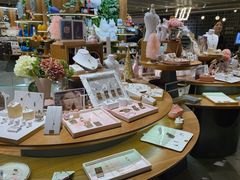 -LOL原创生活概念店(K11购物艺术中心店)