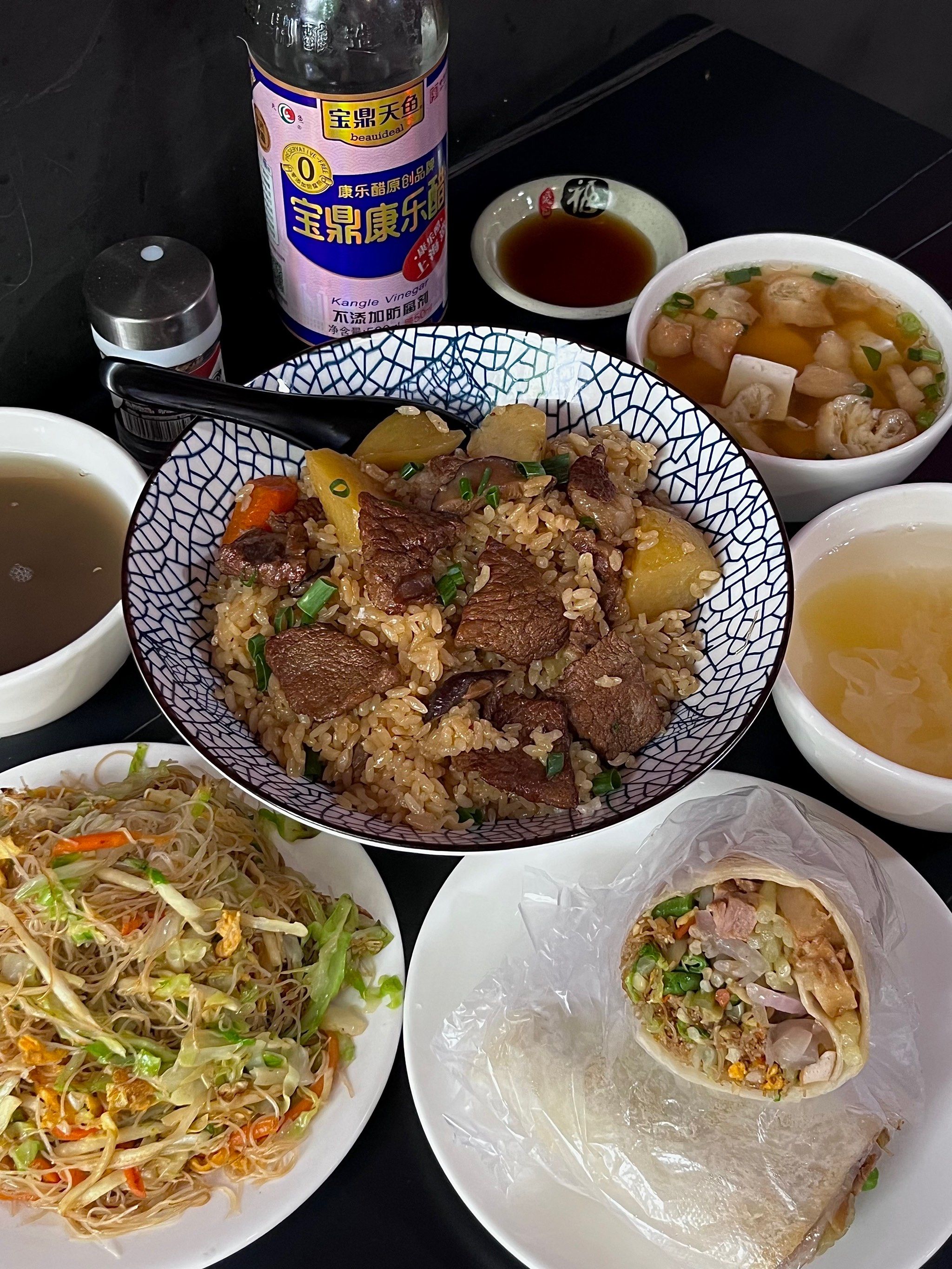 真的每一样都很好吃!
用的是细长的米面,搭配包菜 茭