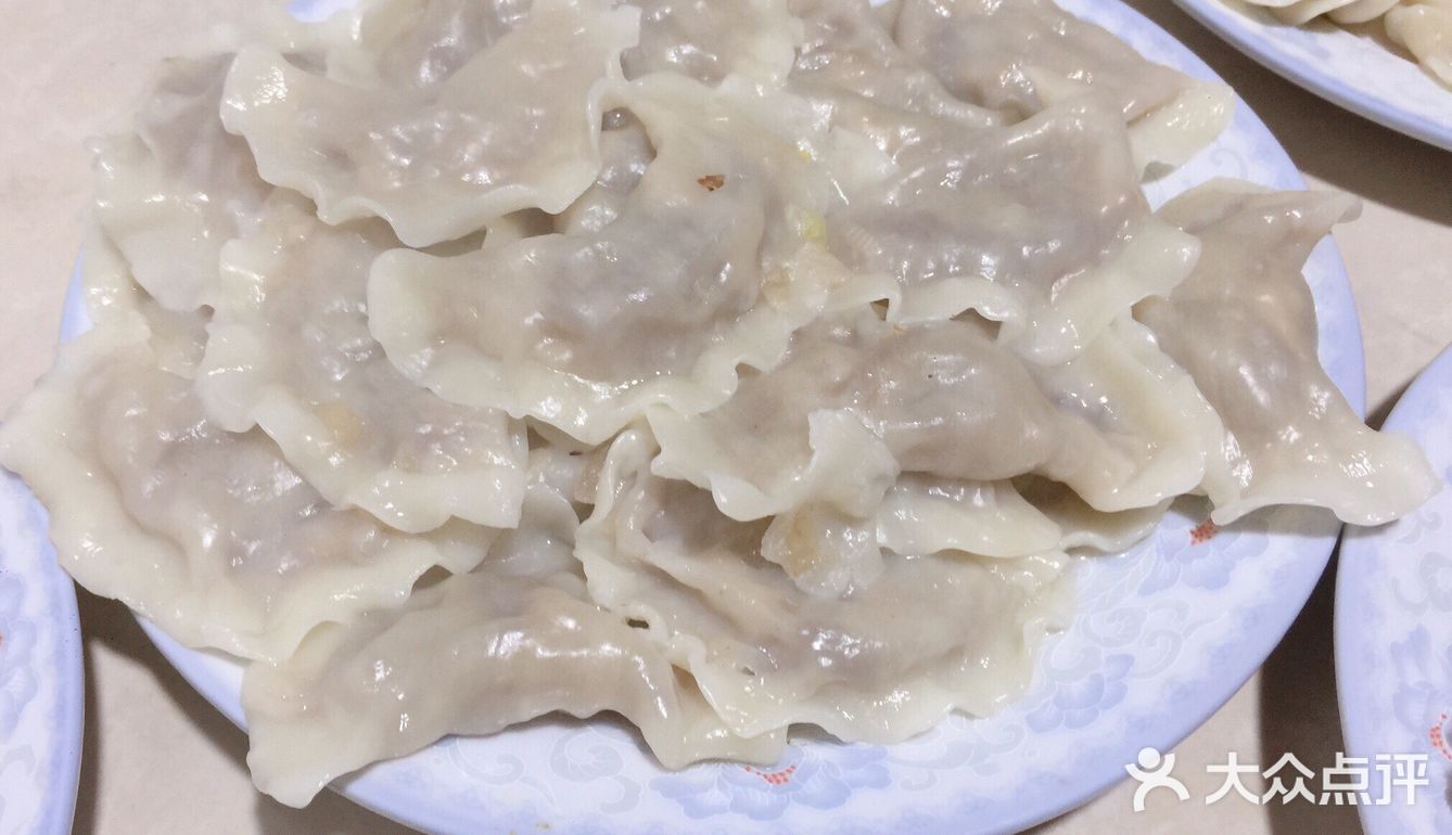 鸡蛋啊白菜啊粉条啊虾仁啊葱花啊。白菜记得挤压一下水分