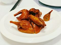 玻璃皮润烧乳鸽-北京厨房(西安SKP店)