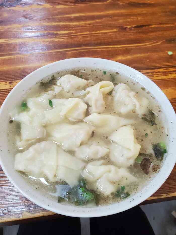 小秋水饺(大成路总店)-"人真的很多,很多人都是搬着凳子在门口吃 .