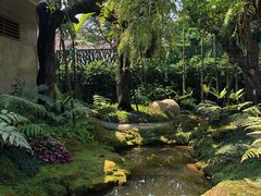 -Chom Cafe and Restaurant