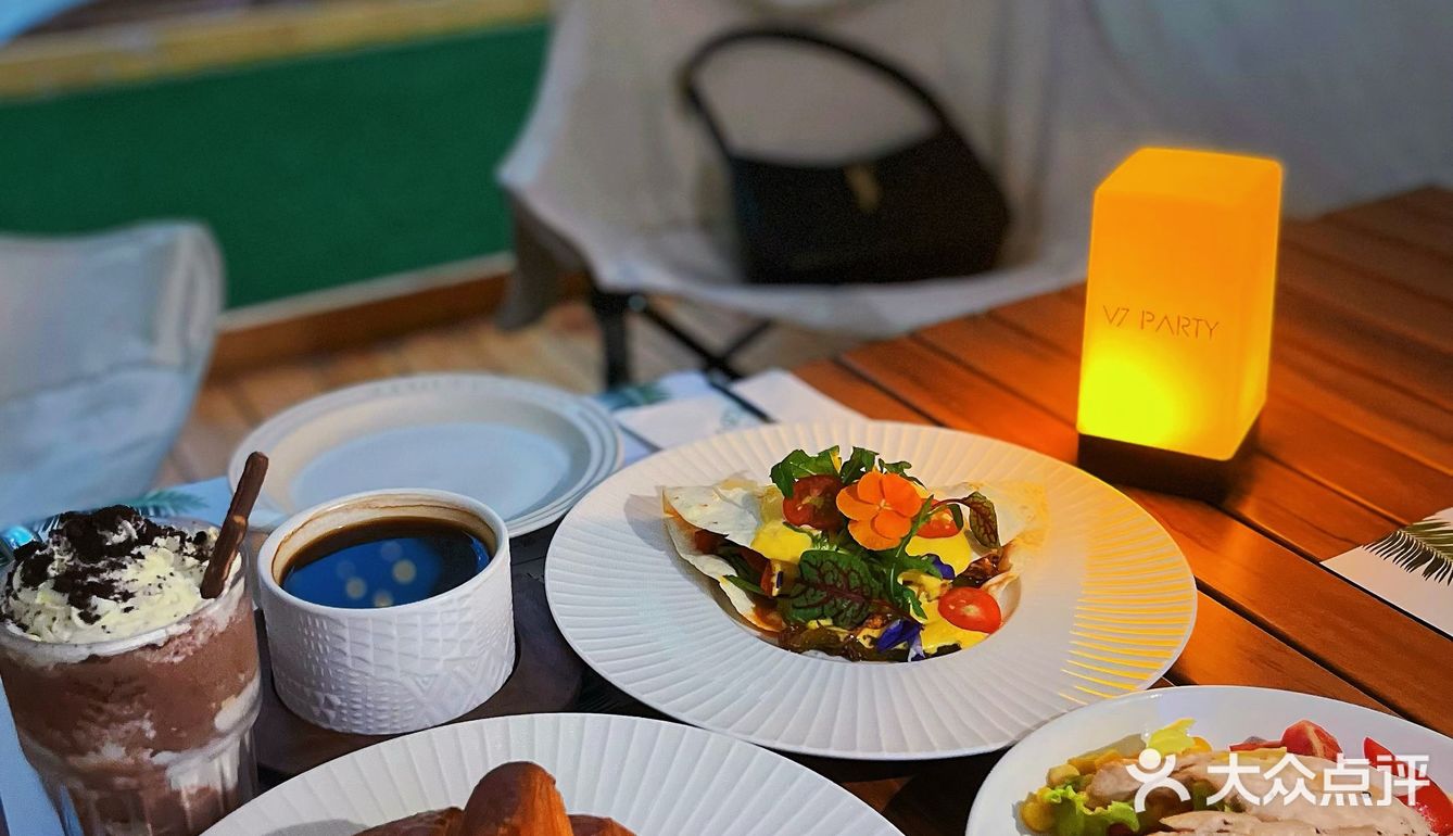 成都绝美露营西餐厅。眺望双子塔，拍照满分💯