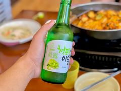 同伴在外面买来的清酒-亲昵春川鸡排(韩国美食街店)