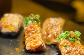 Spicy Salmon Sushi