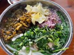 -鸿浩扒猪脚米线