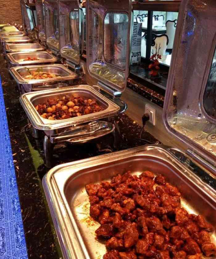 李氏圣鲸美食自助餐-"我们是路过临时决定进去吃的.服务态度非常.