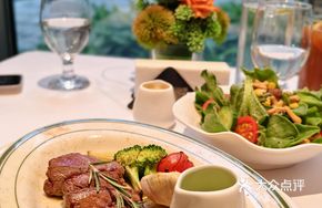 Hot Plate Thick-cut Beef Tenderloin with Special Basil Pesto