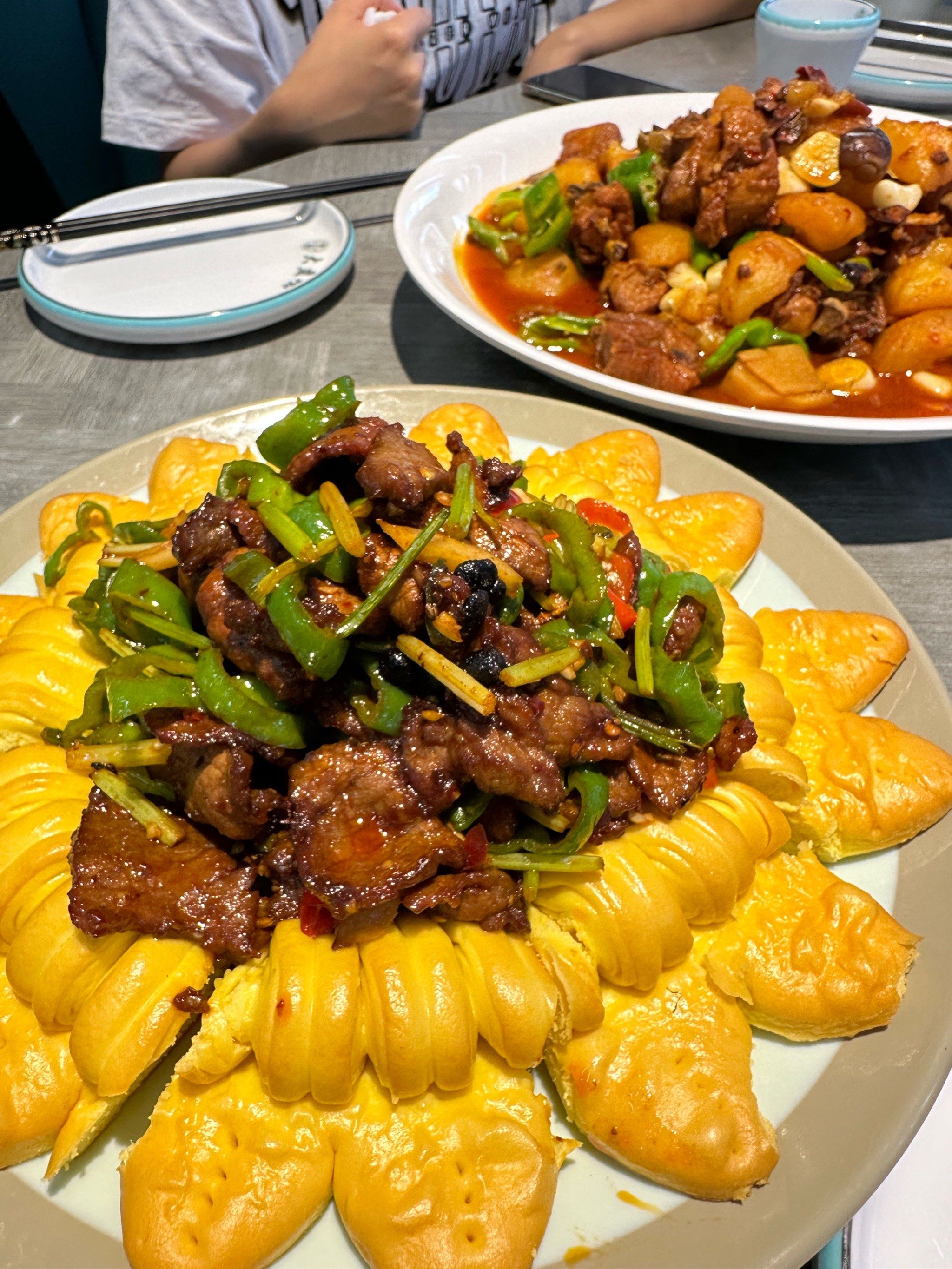 觉得他们家皮带面大盘鸡里rua一圈就够好吃了
现在觉得花卷才是天仙