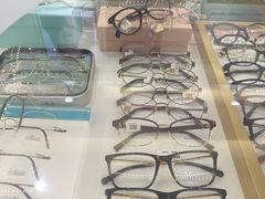 -美式眼镜·授权蔡司.依视路.尼康.豪雅.明月(人民广场店)