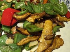 青椒炒牛肝菌-缘生态云南菜·野生菌庭院餐厅(华侨城店)
